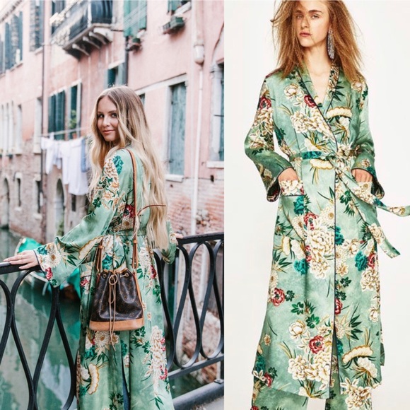 BLOGGERS FAV ZARA FLORAL BELTED GREEN KIMONO - Picture 9 of 9